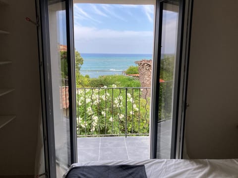 Maison pieds dans l eau avec piscine et clim House in Linguizzetta