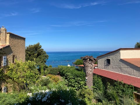 Maison pieds dans l eau avec piscine et clim House in Linguizzetta
