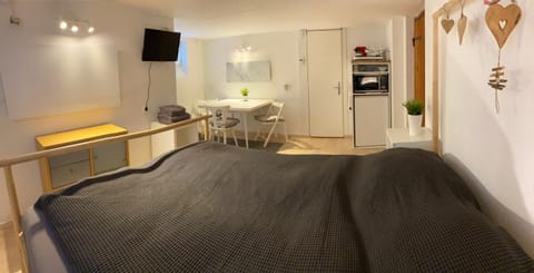 Bed, Seating area, Dining area