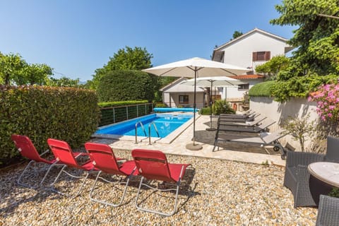 Property building, Patio, Day, Garden, Garden view, Pool view, Swimming pool, sunbed