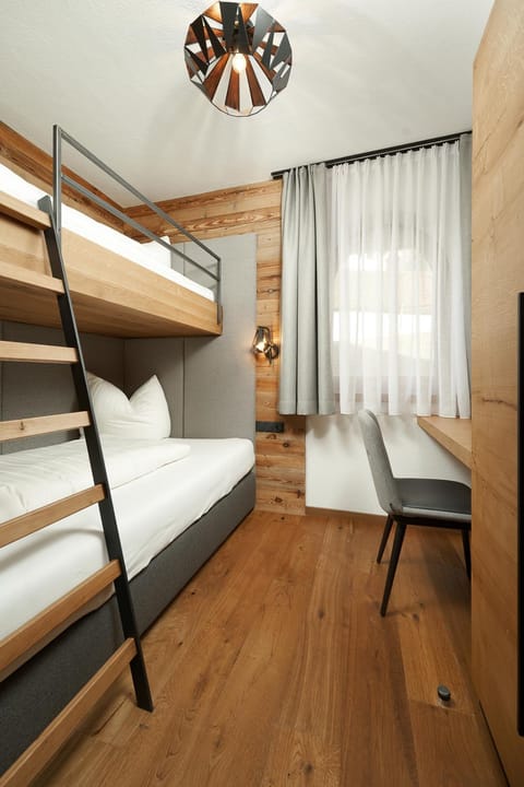 Bedroom, bunk bed