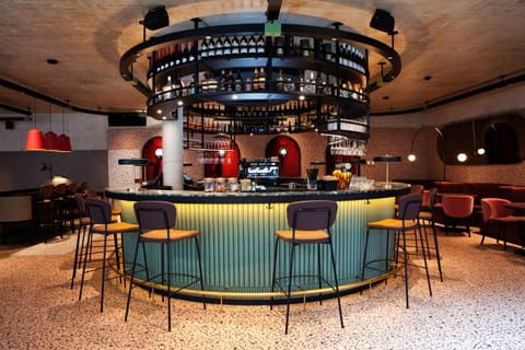 Nightclub / DJ, Lounge or bar, Food and drinks, Seating area, Drinks, furniture