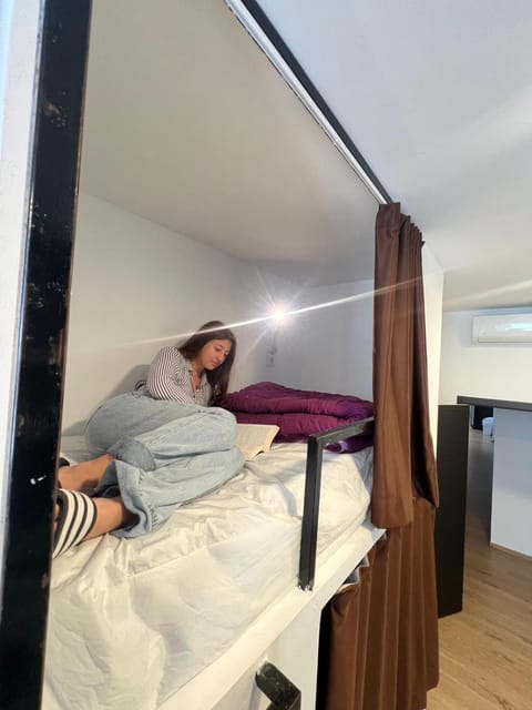 Bed, People, Photo of the whole room, Bedroom, group of guests