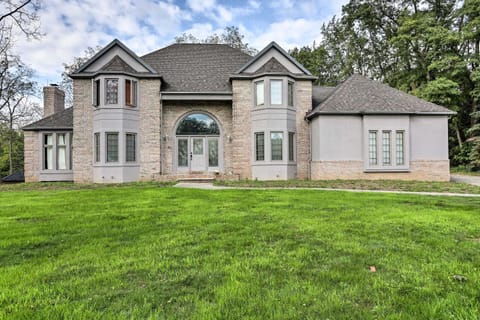 Spacious Refuge with Private Pool and Outdoor Bar! House in Lake Erie