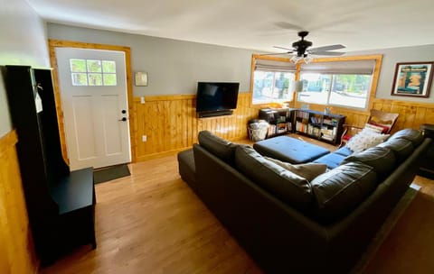 Property building, TV and multimedia, Living room, Family, Family