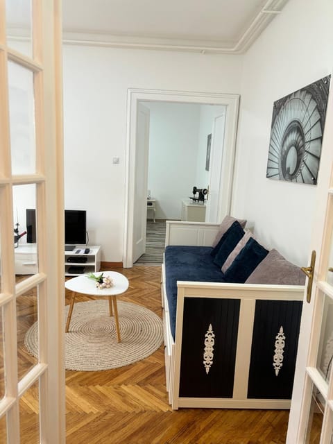 TV and multimedia, Living room, Seating area, hair dresser