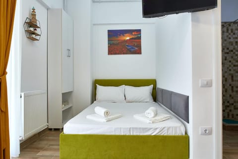 Bed, Photo of the whole room, Bedroom, towels