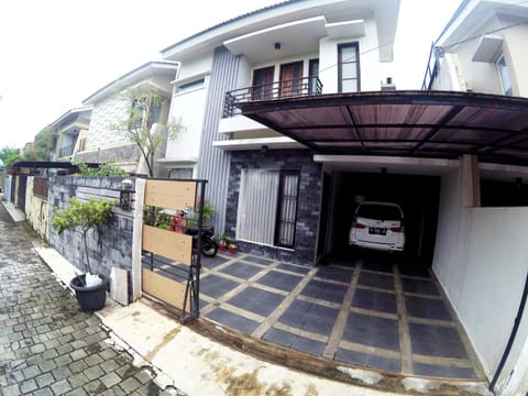 Facade/entrance, Balcony/Terrace