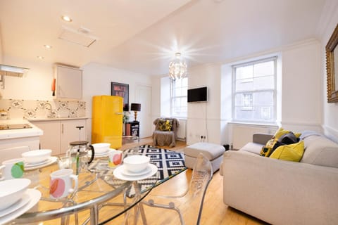 Kitchen or kitchenette, Living room, Seating area, Dining area