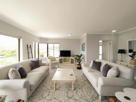 Alba Tramonto - 4 bed 3 bath - 100m to Robberg Beach & Large Patio Apartment in Plettenberg Bay