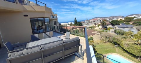 Alba Tramonto - 4 bed 3 bath - 100m to Robberg Beach & Large Patio Apartment in Plettenberg Bay