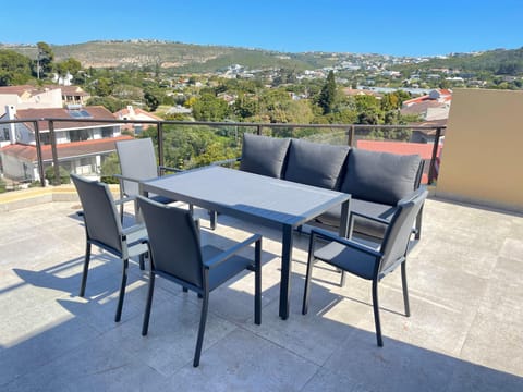 Alba Tramonto - 4 bed 3 bath - 100m to Robberg Beach & Large Patio Apartment in Plettenberg Bay