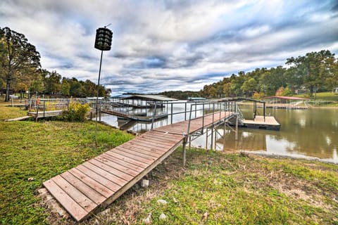 Private Dock and Lake Access Benton Family Home House in Lake Barkley