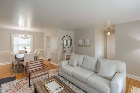 Charming 2 BR 1 BA with outdoor patio and grill close to downtown House in Lexington