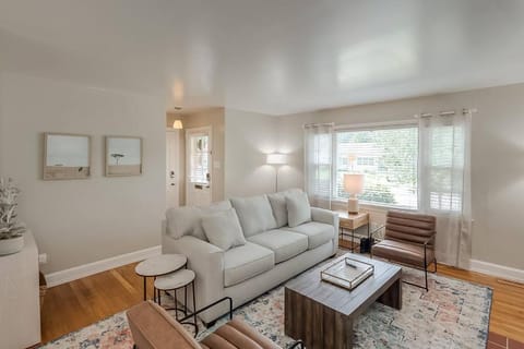 Charming 2 BR 1 BA with outdoor patio and grill close to downtown House in Lexington