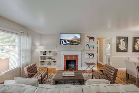 Charming 2 BR 1 BA with outdoor patio and grill close to downtown House in Lexington