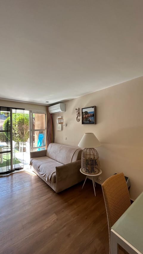 Bed, Living room