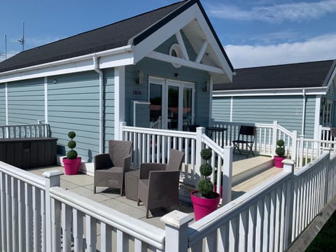 Property building, Patio, Day, Garden, Balcony/Terrace