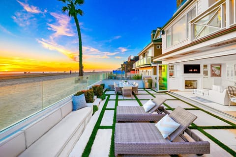 Luxury Beach Front Escape House in Newport Beach