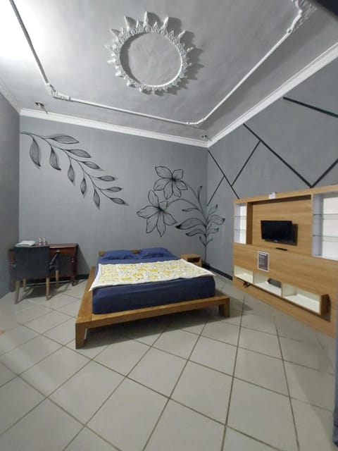 Bed, TV and multimedia, Photo of the whole room, Bedroom