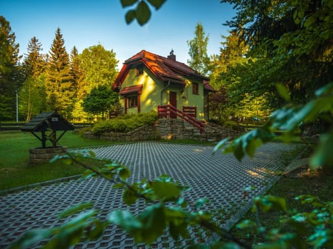 Property building, Garden, Parking