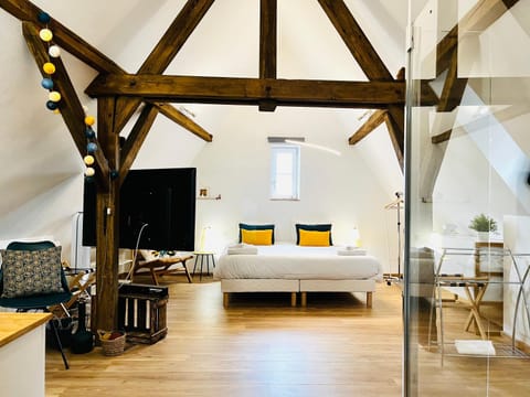 Bed, Photo of the whole room, Bedroom