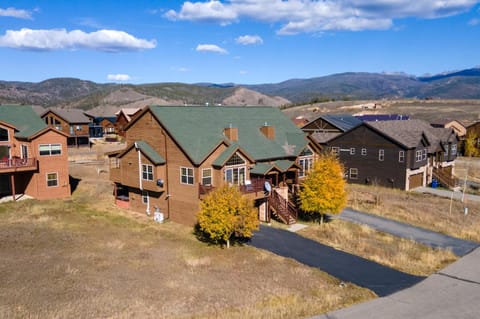 Property building, Neighbourhood, Natural landscape, Bird's eye view, Autumn, Mountain view