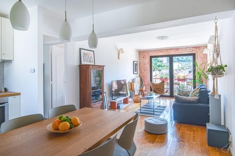 Kitchen or kitchenette, Living room, Seating area, Dining area