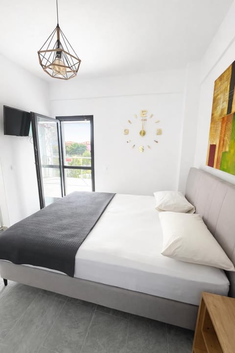 Bed, TV and multimedia, Bedroom