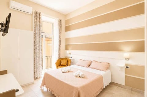 Bed, TV and multimedia, Balcony/Terrace, Bedroom, locker, towels, air conditioner