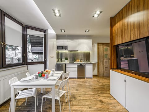 Kitchen or kitchenette, Dining area, minibar