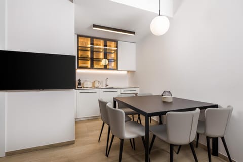 Communal lounge/ TV room, TV and multimedia, Dining area