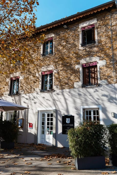 Property building, Restaurant/places to eat, Facade/entrance, Day