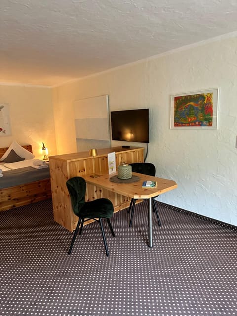 Photo of the whole room, Dining area