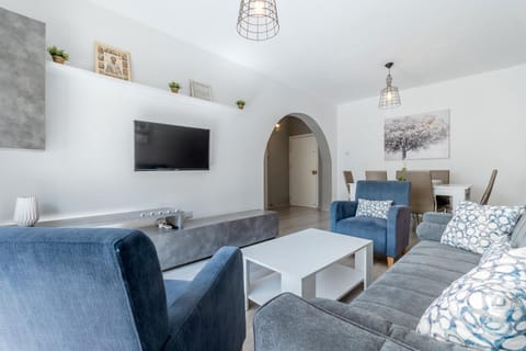 Communal lounge/ TV room, TV and multimedia, Living room, Seating area, Evening entertainment