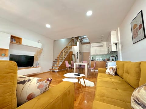 TV and multimedia, Kitchen or kitchenette, Living room, Seating area