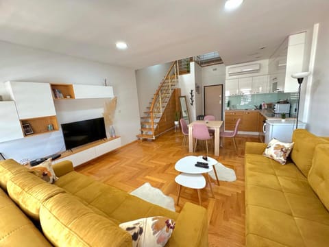 TV and multimedia, Kitchen or kitchenette, Living room, Seating area, Dining area