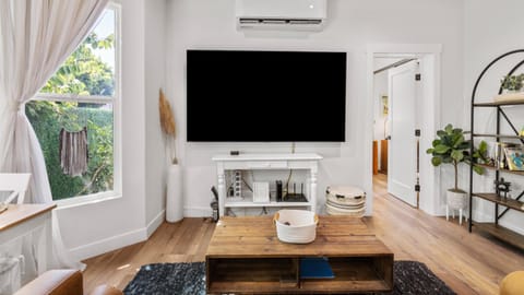 Communal lounge/ TV room, TV and multimedia, Living room, Seating area