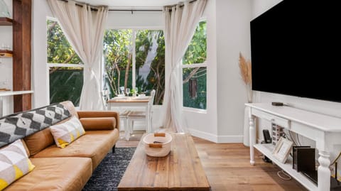 Communal lounge/ TV room, TV and multimedia, Living room, Seating area, Evening entertainment