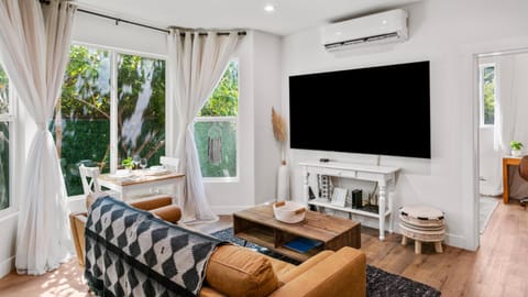 Communal lounge/ TV room, TV and multimedia, Living room, Seating area, Evening entertainment, air conditioner