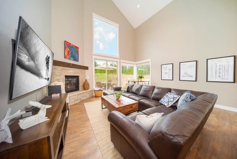 TV and multimedia, Living room, Seating area, fireplace