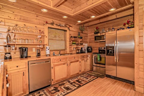 Brown Bear Lodge, Game Room, Awesome Mountain Views, Hot Tub, WIFI!!! House in Sevier County