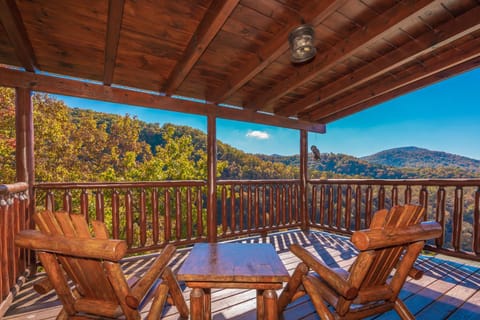 Brown Bear Lodge, Game Room, Awesome Mountain Views, Hot Tub, WIFI!!! House in Sevier County