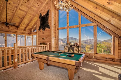 Brown Bear Lodge, Game Room, Awesome Mountain Views, Hot Tub, WIFI!!! House in Sevier County