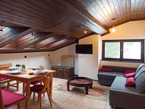 Communal lounge/ TV room, TV and multimedia, Living room, Dining area, Evening entertainment