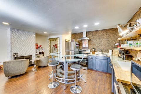 Walk to Ski Slopes! Red River Condo with Fireplace Apartment in Red River