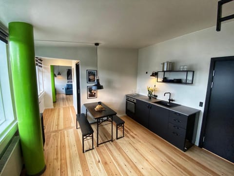 Coffee/tea facilities, Kitchen or kitchenette, Living room, Seating area, Dining area, locker, locker, pet friendly, stove, toaster, toaster
