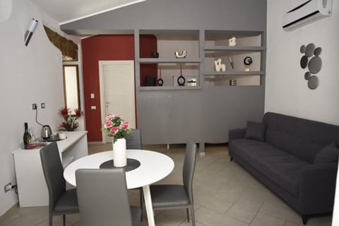 Seating area, Dining area