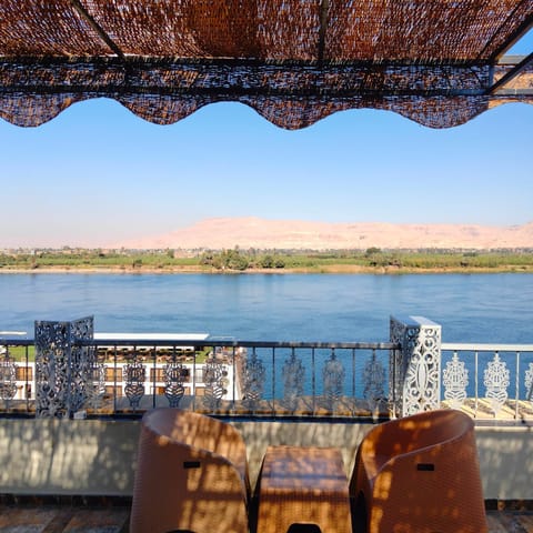 Balcony/Terrace, Mountain view, River view