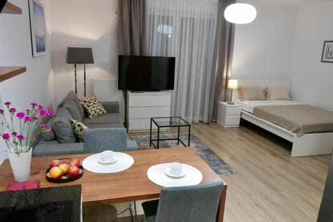Communal lounge/ TV room, TV and multimedia, Living room, Photo of the whole room, Seating area, Dining area